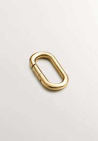 Mosquetón de metal dorado, forma ovalada, acabado pulido, bisagras en el centro, textura suave, adecuado para varios fines de sujeción.