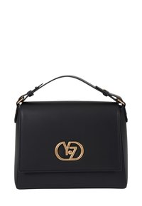 Borsa in pelle nera con design strutturato, hardware con finitura dorata e un logo prominente sulla parte anteriore. Dotata di manico superiore.