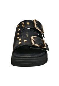 Schwarze Leder-Mulesandalen mit zwei goldenen Schnallenakzenten und Nietenverzierungen. Gepolsterte Sohle, breite Riemen und strukturierte Außensohle für besseren Halt.