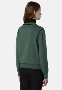 Maglione verde a maglia con colletto e dettagli a coste neri, dotato di maniche lunghe e vita aderente. Texture liscia e design classico.