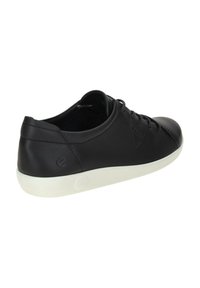 Sneaker in pelle nera con punta rotonda, suola in gomma bianca, cuciture tono su tono e dettaglio logo sul lato. Design con chiusura a lacci.