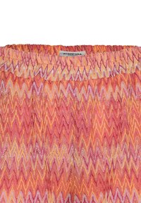 Pantaloni corti con vita elasticizzata in un vivace motivo a zig-zag che presenta colori corallo, rosa, giallo e avorio. Tessuto leggero e testurizzato. Etichetta del marchio visibile.