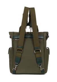 Zaino verde oliva con doppie cinghie regolabili, multiple tasche con zip e tessuto testurizzato. Presenta accessori in metallo e tasche laterali.