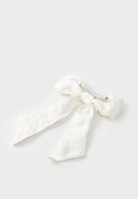 Fehér textil hajpánt, csatlakozó tűvel, puha tapintással, széles hurkokkal és hosszú, elkeskenyedő végekkel.