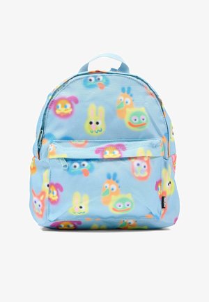 Zaino blu colorato con varie facce di animali dei cartoni animati, dotato di una tasca frontale con cerniera e spallacci regolabili. Realizzato in tessuto resistente.