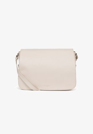 Borsa a tracolla in pelle beige con una superficie liscia, forma rettangolare e chiusura a patta magnetica. Dotata di una tracolla regolabile e dettaglio del logo.