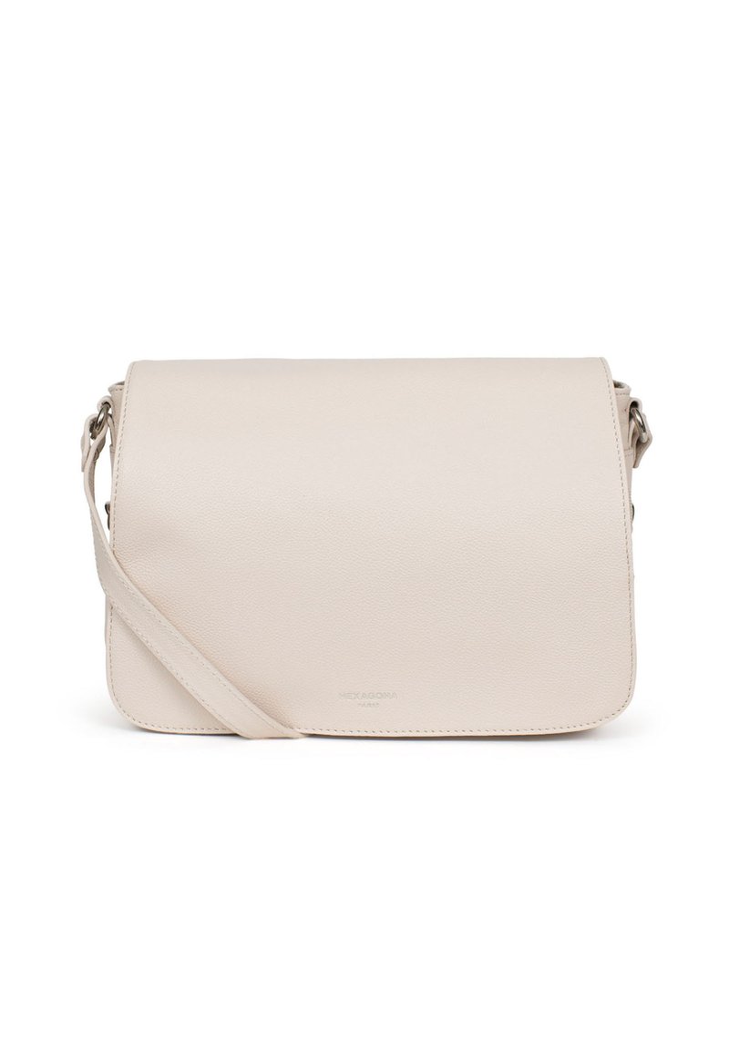 Borsa a tracolla in pelle beige con una superficie liscia, forma rettangolare e chiusura a patta magnetica. Dotata di una tracolla regolabile e dettaglio del logo.