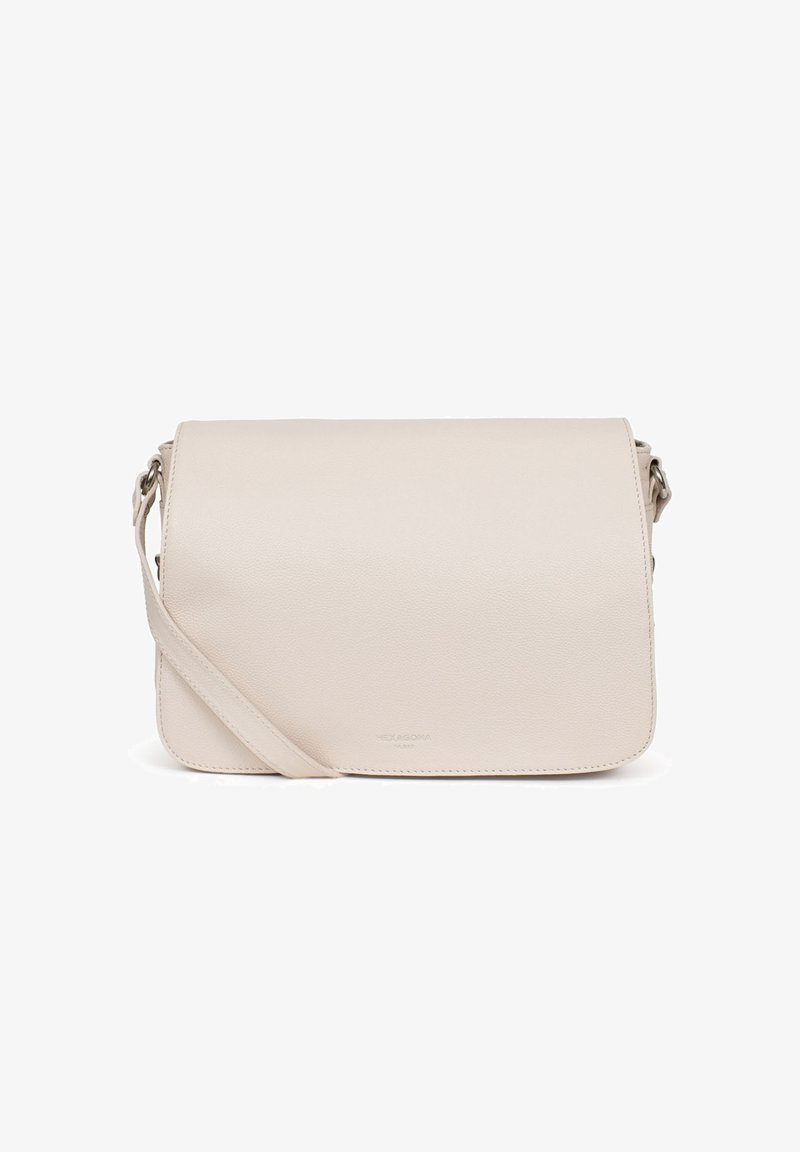 Borsa a tracolla in pelle beige con una superficie liscia, forma rettangolare e chiusura a patta magnetica. Dotata di una tracolla regolabile e dettaglio del logo.