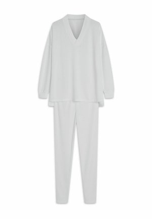 Biały zestaw odzieży domowej składający się z topu z dekoltem w serek z długim rękawem oraz obcisłych spodni o prążkowanej fakturze. Miękka tkanina o gładkiej fakturze, bez widocznych wzorów.