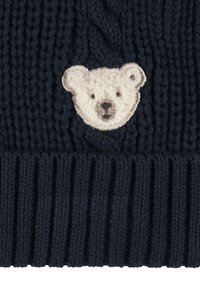 Granatowa wełniana czapka z ryżowym splotem, z kremową aplikacją w kształcie twarzy niedźwiedzia polarnego z przodu. Wykonana z miękkiej, grubej włóczki.