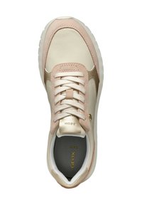 Baskets blanches et rose pâle avec une tige en cuir et en daim, bout arrondi, fermeture à lacets et accents dorés, dotées d'une semelle intérieure texturée.