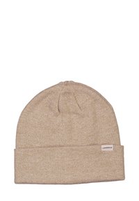 Beige gebreide muts met een opgerolde boord, gemaakt van gestructureerde stof, met een subtiel merkembleem aan de zijkant.