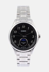 Reloj de acero inoxidable con esfera negra, marcadores de hora plateados y un indicador de resistencia al agua. Presenta un diseño de pulsera vinculada.