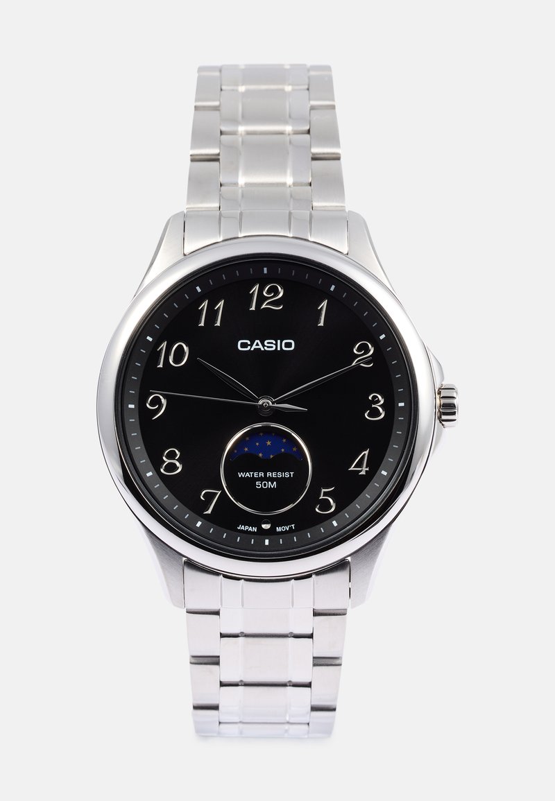 Reloj de acero inoxidable con esfera negra, marcadores de hora plateados y un indicador de resistencia al agua. Presenta un diseño de pulsera vinculada.