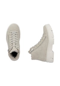 Jasnoszare sneakersy za kostkę na sznurówki z bocznym zamkiem, wykonane z fakturowanej zamszowej tkaniny, z obszyciem z miękkiej podszewki oraz masywną białą gumową podeszwą.