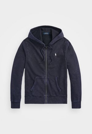 Granatowa bluza z kapturem na suwak, z regulowanym sznurkiem w kapturze, przednimi kieszeniami i małym haftowanym logo na lewej piersi.