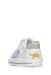 Sneakers bianchi per bambini con illustrazioni di animali, dotati di una fascia in velcro, suole in gomma e un accento grigio sul retro.