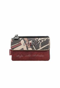 Billetera compacta con un diseño de materiales mixtos, predominantemente negra y roja con patrones abstractos, cierre de cremallera y detalle de logo metálico.