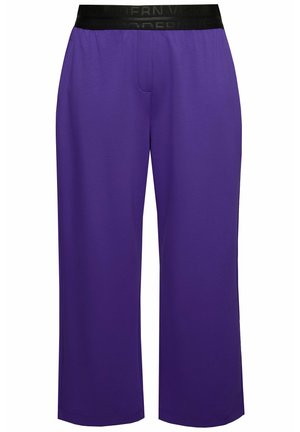 Lila weite Hosen mit einem schwarzen elastischen Bund, der das Branding "MODERN VIEW" trägt. Hergestellt aus weichem, atmungsaktivem Stoff mit einer glatten Textur.