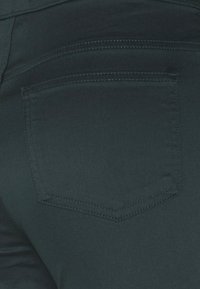 Marks & Spencer JEGGINGS - Calças de ganga de corte skinny - dark green