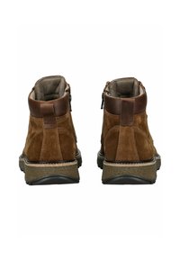 Botas de tobillo de ante marrón con detalles de cuero, con una cremallera en el lado, suela de goma texturizada y costuras en contraste.
