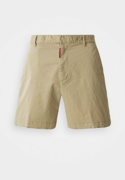 Pantaloni corti beige in cotone con un davanti piatto, chiusura con bottone e passanti per cintura. Presentano una texture sottile e una piccola etichetta rossa del marchio sulla vita.