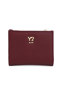 Portafoglio in pelle bordeaux con una finitura texturizzata, dotato di un logo dorato "Y? NOT MILANO" e una chiusura con zip sulla parte superiore.