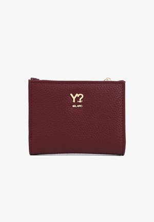 Portafoglio in pelle bordeaux con una finitura texturizzata, dotato di un logo dorato "Y? NOT MILANO" e una chiusura con zip sulla parte superiore.