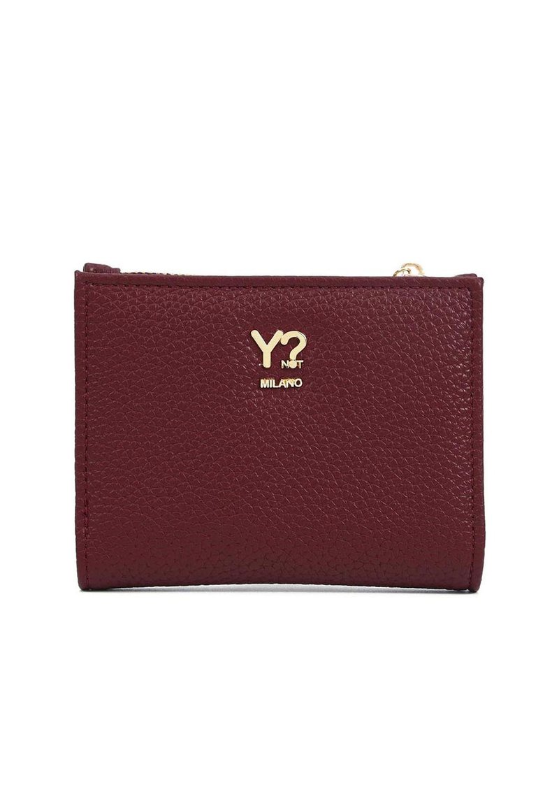 Portafoglio in pelle bordeaux con una finitura texturizzata, dotato di un logo dorato "Y? NOT MILANO" e una chiusura con zip sulla parte superiore.