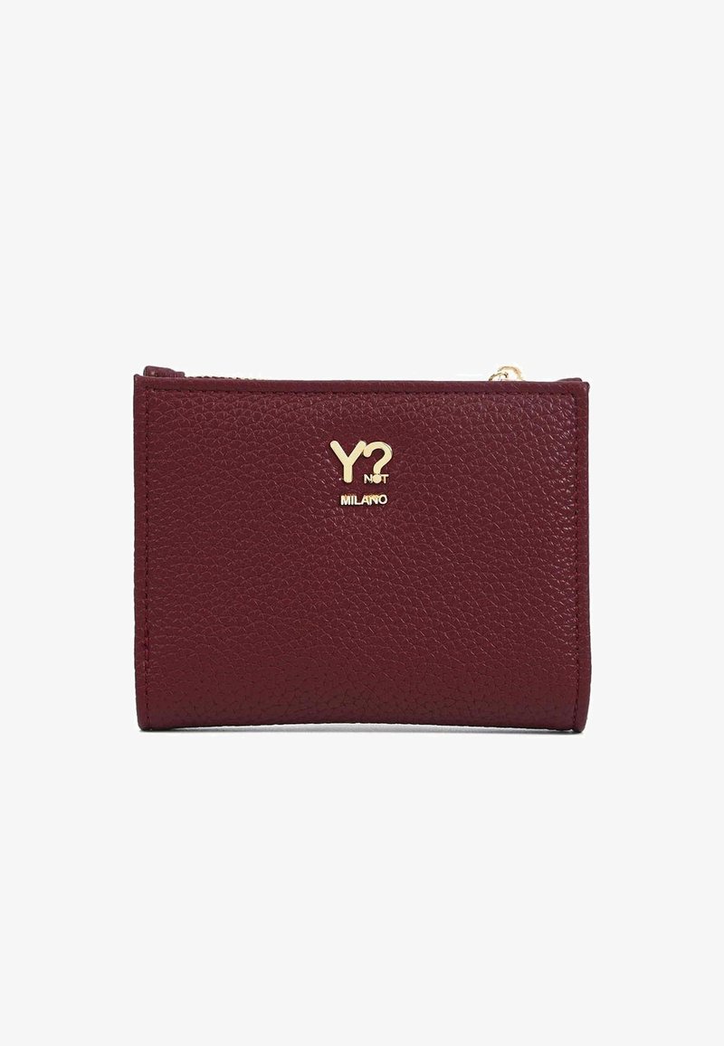 Portafoglio in pelle bordeaux con una finitura texturizzata, dotato di un logo dorato "Y? NOT MILANO" e una chiusura con zip sulla parte superiore.