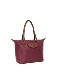 Borsa a spalla sintetica bordeaux con manici in pelle marrone e una pattina. Include una chiusura a bottone e una texture morbida e liscia.