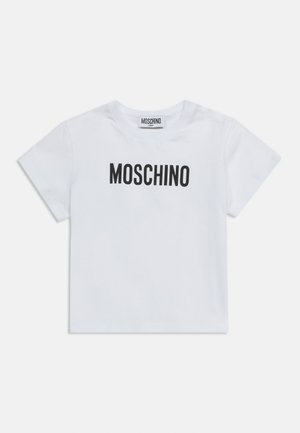 Άσπρο βαμβακερό μπλουζάκι μωρού με κοντά μανίκια, με μαύρο τύπωμα "MOSCHINO" στο στήθος και κουμπιά στο ύψος του ώμου.