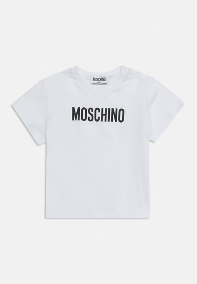 Άσπρο βαμβακερό μπλουζάκι μωρού με κοντά μανίκια, με μαύρο τύπωμα "MOSCHINO" στο στήθος και κουμπιά στο ύψος του ώμου.