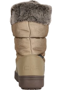 Beige vattentät stövel med en vadderad, grå konstpälskrage, texturerad överdel och gummisula med ett mönstrat mönster. Varumärkeslogotyp synlig.