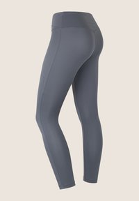 Leggings grises fabricados con tela elástica, con una cinturilla alta, diseño elegante y textura suave. Costuras cosidas para mayor durabilidad.