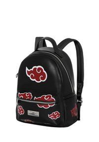 Sac à dos en cuir synthétique noir avec des motifs de nuages rouges, poche avant zippée, poignée supérieure et bretelles ajustables. Texture lisse sur toute sa surface.