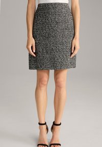 Zwart-witte gestructureerde rok met een rechte snit, knie-lengte, met een soepele tailleband en een klassiek, geweven stofontwerp.