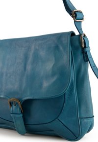 Teal leren schoudertas met een klepsluiting, tekstuur oppervlak, verstelbare schouderband en metalen gespaccent. Hoekige vorm en gladde afwerking.