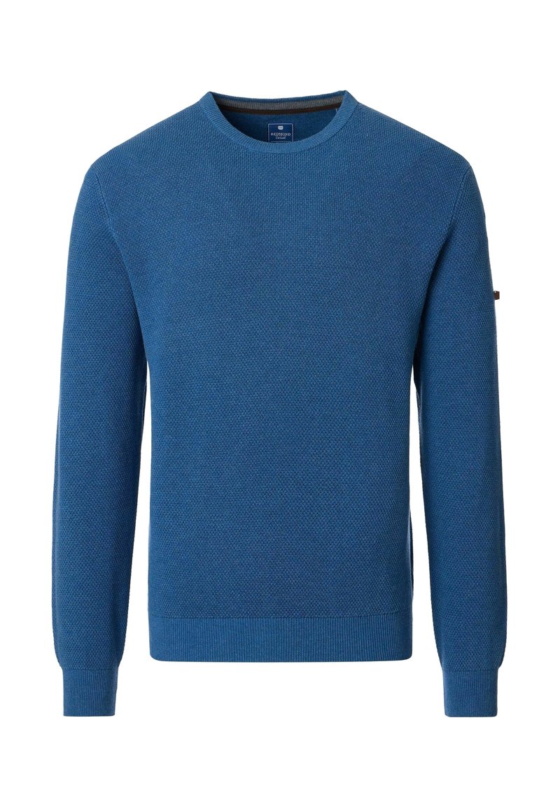 Blauer Strickpullover mit Rundhalsausschnitt, strukturiertem Muster und gerippten Bündchen und Saum. Mit kleinem Logo auf dem linken Ärmel.