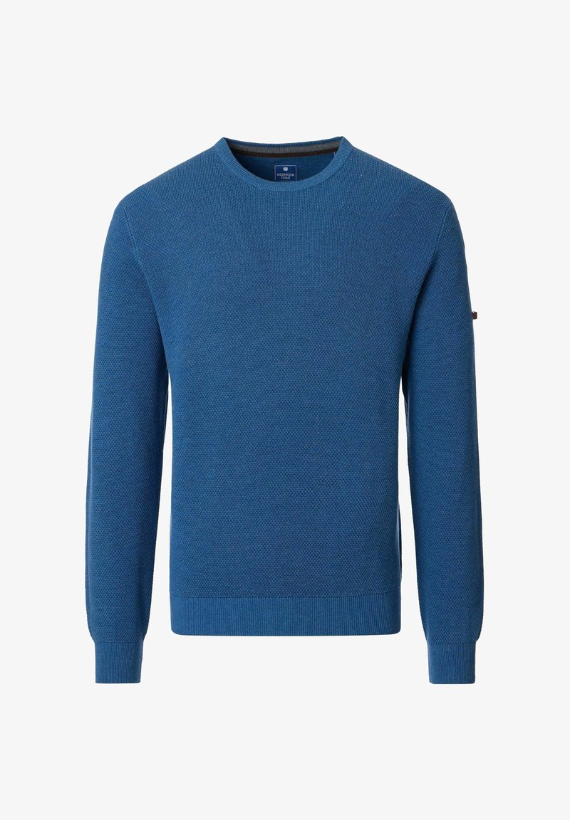 Blauer Strickpullover mit Rundhalsausschnitt, strukturiertem Muster und gerippten Bündchen und Saum. Mit kleinem Logo auf dem linken Ärmel.