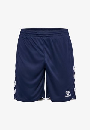 Granatowe sportowe spodenki z elastycznym pasem, białymi pasami w kształcie chevronu po bokach oraz białym logo hummel na dolnej prawej nodze.