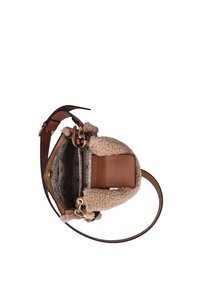 Bruine leren handtas met een gestructureerde beige schapenvacht rand, met een gestreepte binnenvoering en goudkleurige hardware-accenten.