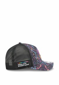 Casquette de baseball multicolore avec un dos en maille noire, ornée d'un motif éclaboussé, d'une visière courbée et d'une étiquette "Crucial Catch Intercept Cancer".