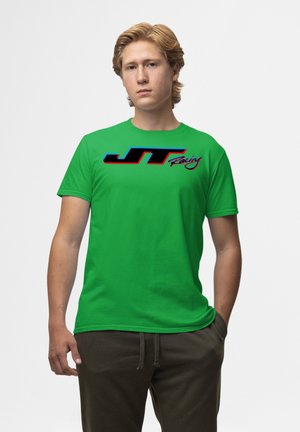 Zelené bavlněné tričko s černým a modrým logem "JT Racing". Krátké rukávy, kulatý výstřih a hladká, lehká textura.