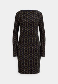 Svart langermet kjole med et gjentakende mønster av gule lenker. Tettsittende design, rund hals og glatt stofftekstur.