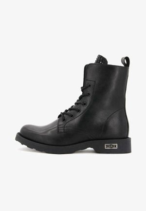 Stivaletti alla caviglia in pelle nera con lacci, punta rotonda, parte superiore testurizzata e un pratico passante decorativo sul retro. Presentano una suola in gomma spessa e un marchio in metallo.