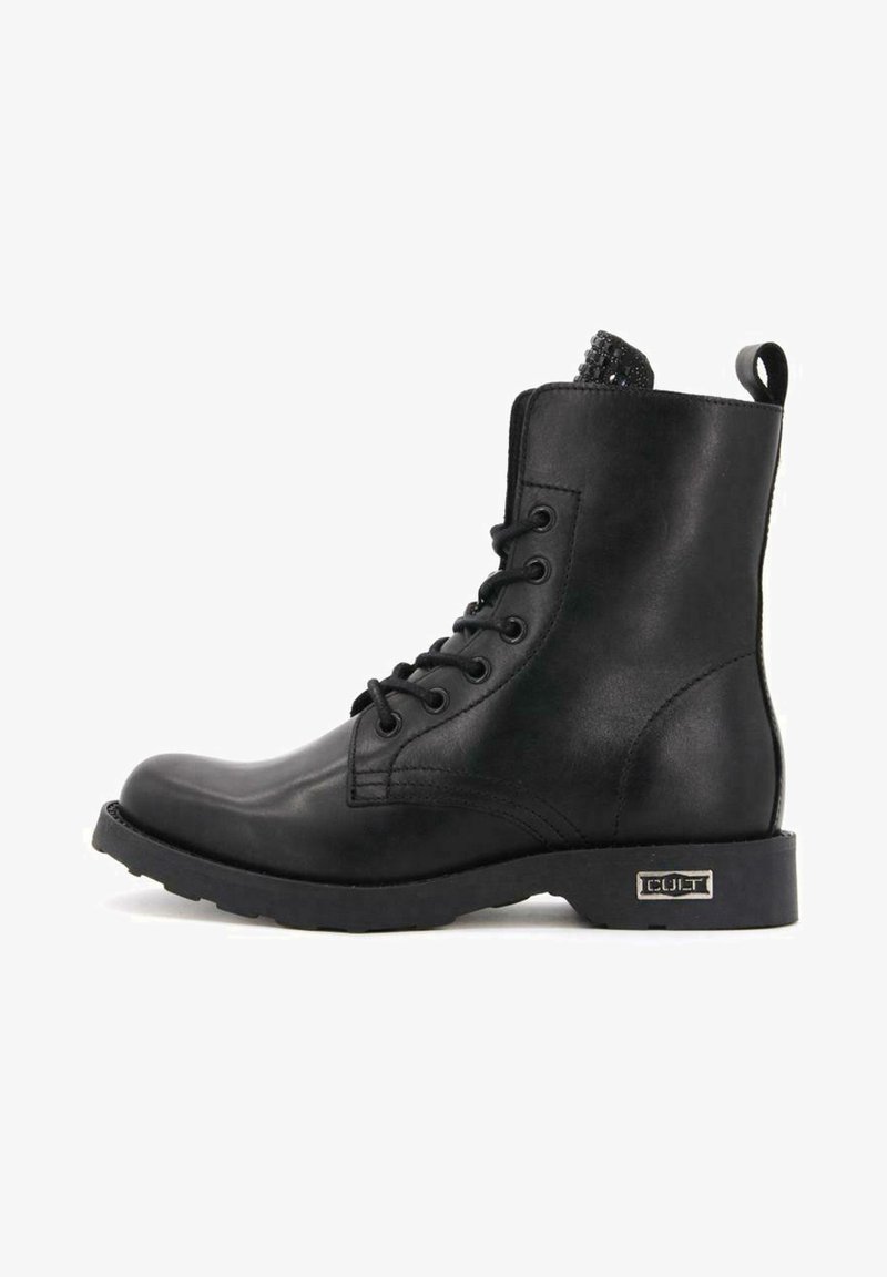 Stivaletti alla caviglia in pelle nera con lacci, punta rotonda, parte superiore testurizzata e un pratico passante decorativo sul retro. Presentano una suola in gomma spessa e un marchio in metallo.