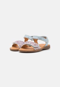 Blå och rosa glittrande sandaler med justerbara remmar, en texturerad sula och en brun yttersula. Har en bred, rundad design.