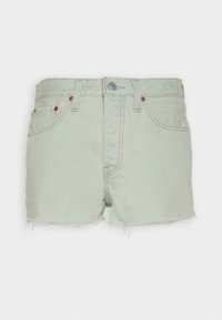 Pantalones cortos de mezclilla verde claro con una cintura alta, dobladillo deshilachado, diseño de cinco bolsillos y cierre de botón metálico, con acentos de costura naranja.