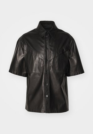 Schwarzes Lederhemd mit kurzen Ärmeln, spitzem Kragen, Vorderknöpfen und zwei großen Brusttaschen mit glatter Textur.